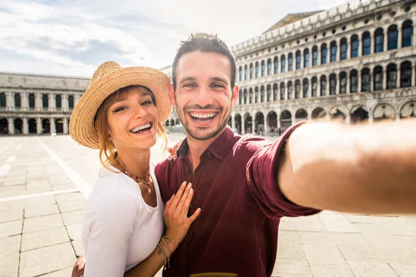 Tacksamma Unga Par Som Har Roligt När Besöker Venedig Turister — Stockfoto