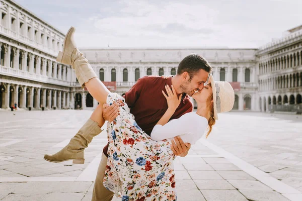 Güzel Genç Çift Venedik Ziyaret Ederken Eğleniyor Talya Seyahat Eden — Stok fotoğraf
