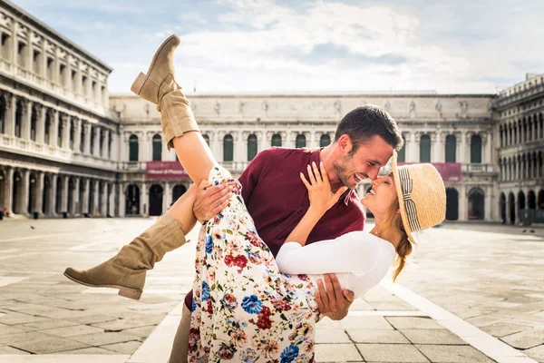 Beatiful Young Couple Having Fun While Visiting Venice Toeristen Reizen — Stockfoto