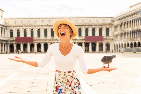 ヴェネツィアを訪問中に楽しい時間を過ごして美しい若い女の子 イタリアの観光旅行 観光情報 ライフスタイル 観光に関する概念 — ストック写真