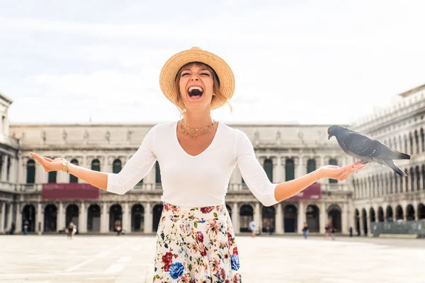 Krásná Mladá Dívka Baví Při Návštěvě Benátek Turistické Cestování Itálii — Stock fotografie