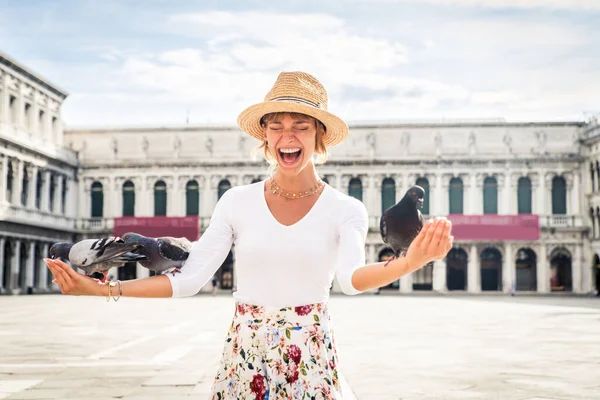 Красивая Молодая Девушка Развлекающаяся Время Посещения Венеции Туристические Путешествия Италии — стоковое фото
