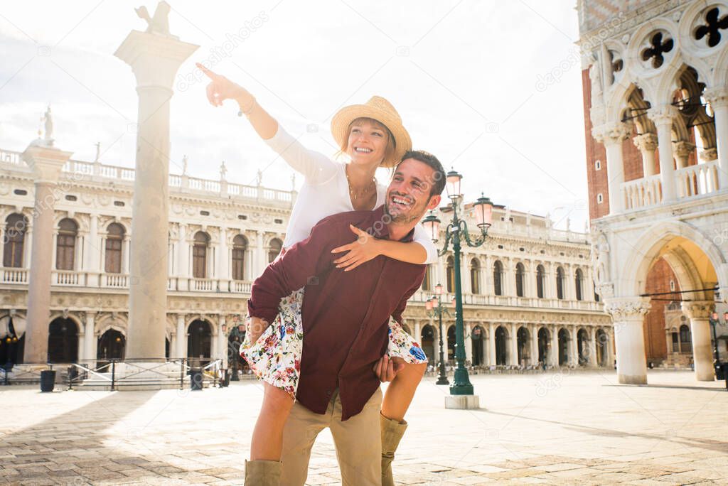 Beatiful young couple having fun while visiting Venice - Tourists travelling in Italy and sightseeing the most relevant landmarks of Venezia - Concepts about lifestyle, travel, tourism