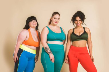 Stüdyoda poz veren 3 büyük boy kadın grubu - vücut hatasını kabul eden güzel kızlar, stüdyoda güzel poziyonlar - vücut kabulü, pozitiflik ve çeşitlilik konseptleri