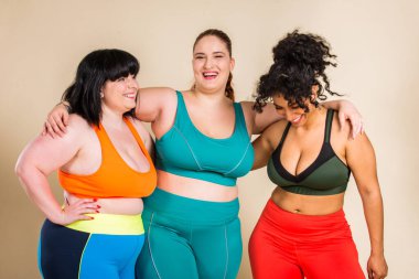 Stüdyoda poz veren 3 büyük boy kadın grubu - vücut hatasını kabul eden güzel kızlar, stüdyoda güzel poziyonlar - vücut kabulü, pozitiflik ve çeşitlilik konseptleri