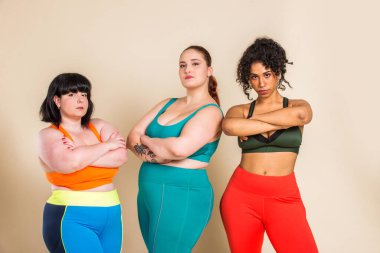 Stüdyoda poz veren 3 büyük boy kadın grubu - vücut hatasını kabul eden güzel kızlar, stüdyoda güzel poziyonlar - vücut kabulü, pozitiflik ve çeşitlilik konseptleri