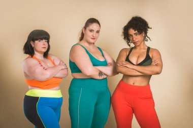 Stüdyoda poz veren 3 büyük boy kadın grubu - vücut hatasını kabul eden güzel kızlar, stüdyoda güzel poziyonlar - vücut kabulü, pozitiflik ve çeşitlilik konseptleri