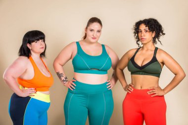 Stüdyoda poz veren 3 büyük boy kadın grubu - vücut hatasını kabul eden güzel kızlar, stüdyoda güzel poziyonlar - vücut kabulü, pozitiflik ve çeşitlilik konseptleri