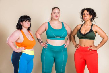 Stüdyoda poz veren 3 büyük boy kadın grubu - vücut hatasını kabul eden güzel kızlar, stüdyoda güzel poziyonlar - vücut kabulü, pozitiflik ve çeşitlilik konseptleri