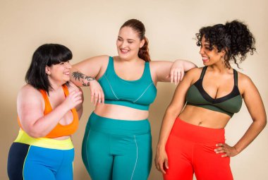 Stüdyoda poz veren 3 büyük boy kadın grubu - vücut hatasını kabul eden güzel kızlar, stüdyoda güzel poziyonlar - vücut kabulü, pozitiflik ve çeşitlilik konseptleri