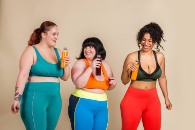 Stüdyoda poz veren 3 büyük boy kadın grubu - vücut hatasını kabul eden güzel kızlar, stüdyoda güzel poziyonlar - vücut kabulü, pozitiflik ve çeşitlilik konseptleri