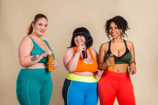 Gruppe Von Übergroßen Frauen Posiert Studio Schöne Mädchen Akzeptieren Körperliche — Stockfoto