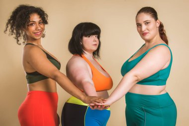 Stüdyoda poz veren 3 büyük boy kadın grubu - vücut hatasını kabul eden güzel kızlar, stüdyoda güzel poziyonlar - vücut kabulü, pozitiflik ve çeşitlilik konseptleri