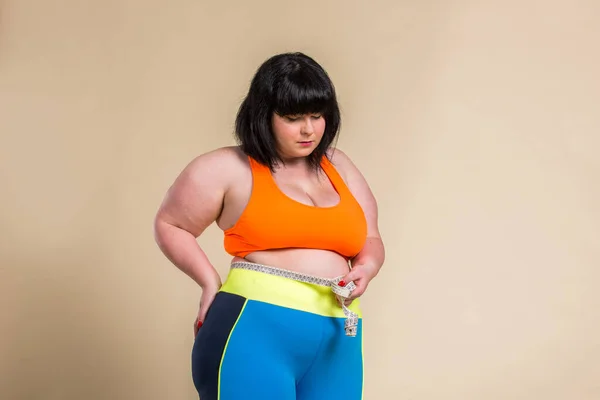 Hübsche Oversize Frau Sportbekleidung Posiert Studio Schönes Mädchen Akzeptiert Körperunvollkommenheit — Stockfoto