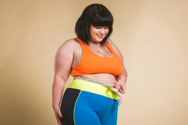 Stüdyoda Spor Kıyafetleri Giyen Iri Yarı Bir Kadın Vücut Hatasını — Stok fotoğraf
