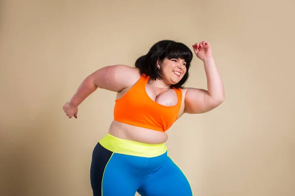 Mujer Bastante Sobredimensionada Que Usa Ropa Deportiva Posando Estudio Hermosa —  Fotos de Stock