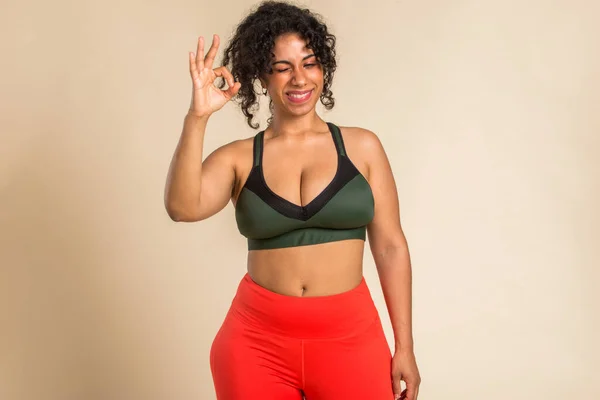 Mujer Bastante Sobredimensionada Que Usa Ropa Deportiva Posando Estudio Hermosa — Foto de Stock