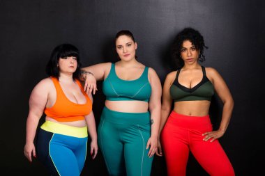 Stüdyoda poz veren 3 büyük boy kadın grubu - vücut hatasını kabul eden güzel kızlar, stüdyoda güzel poziyonlar - vücut kabulü, pozitiflik ve çeşitlilik konseptleri