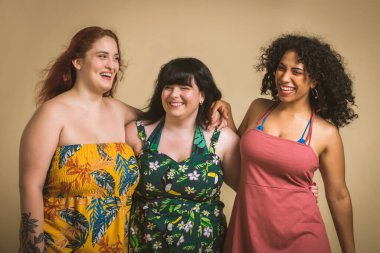 Stüdyoda poz veren 3 büyük boy kadın grubu - vücut hatasını kabul eden güzel kızlar, stüdyoda güzel poziyonlar - vücut kabulü, pozitiflik ve çeşitlilik konseptleri