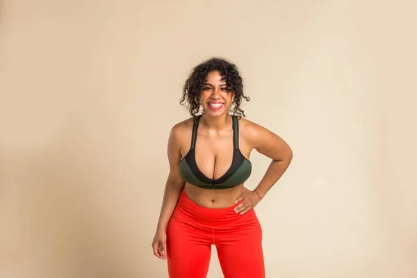 Hübsche Oversize Frau Sportbekleidung Posiert Studio Schönes Mädchen Akzeptiert Körperunvollkommenheit — Stockfoto