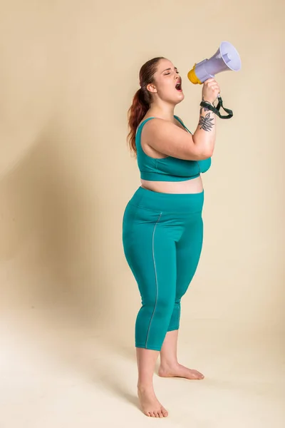 Mulher Muito Grande Vestindo Roupas Esportivas Posando Estúdio Menina Bonita — Fotografia de Stock