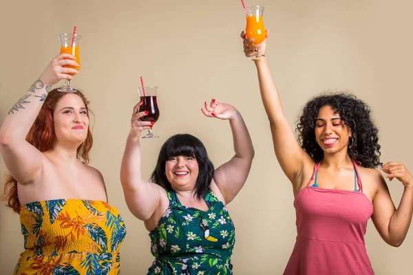 Grupo Mulheres Grandes Posando Estúdio Meninas Bonitas Aceitando Imperfeição Corporal — Fotografia de Stock