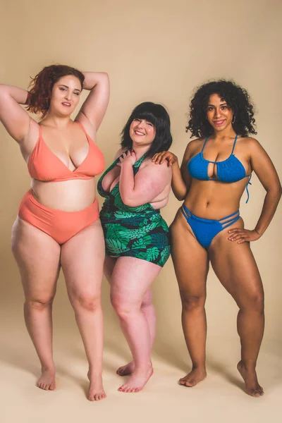 Grupo Mujeres Gran Tamaño Posando Estudio Hermosas Chicas Aceptando Imperfección — Foto de Stock