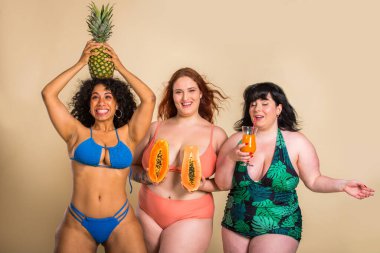 Stüdyoda poz veren 3 büyük boy kadın grubu - vücut hatasını kabul eden güzel kızlar, stüdyoda güzel poziyonlar - vücut kabulü, pozitiflik ve çeşitlilik konseptleri