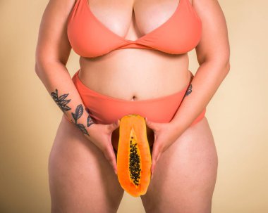 Stüdyoda poz veren 3 büyük boy kadın grubu - vücut hatasını kabul eden güzel kızlar, stüdyoda güzel poziyonlar - vücut kabulü, pozitiflik ve çeşitlilik konseptleri