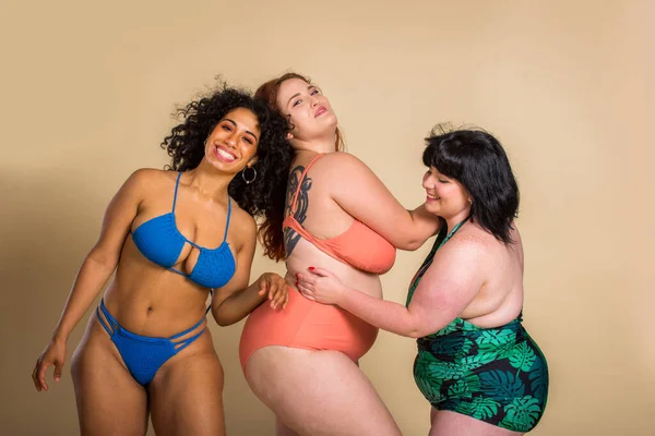 Grupa Przerośniętych Kobiet Pozujących Studio Piękne Dziewczyny Akceptujące Niedoskonałość Ciała — Zdjęcie stockowe