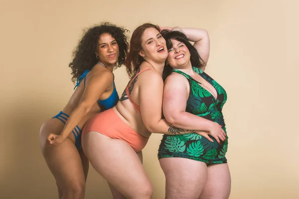 Grupo Mulheres Grandes Posando Estúdio Meninas Bonitas Aceitando Imperfeição Corporal — Fotografia de Stock