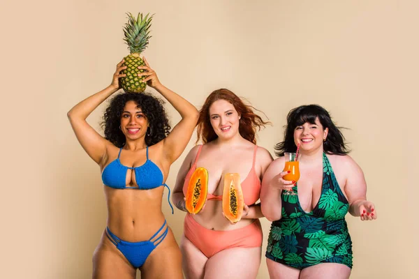 スタジオでポーズをとる3人のオーバーサイズの女性のグループ 美少女たちが身体の不完全さを受け入れ スタジオでの美ショット 身体の受容 身体のポジティビティと多様性についての概念 — ストック写真