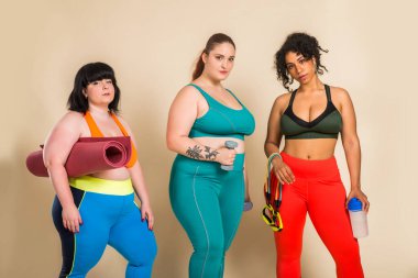 Stüdyoda poz veren 3 büyük boy kadın grubu - vücut hatasını kabul eden güzel kızlar, stüdyoda güzel poziyonlar - vücut kabulü, pozitiflik ve çeşitlilik konseptleri