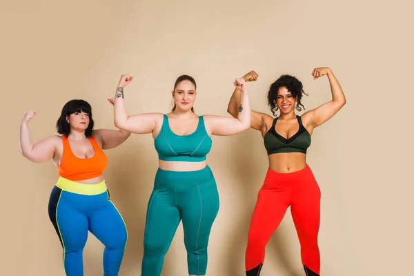 Grupo Mujeres Gran Tamaño Posando Estudio Hermosas Chicas Aceptando Imperfección — Foto de Stock