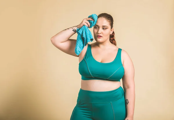 Mujer Bastante Sobredimensionada Que Usa Ropa Deportiva Posando Estudio Hermosa — Foto de Stock