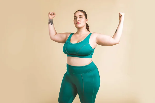 Hübsche Oversize Frau Sportbekleidung Posiert Studio Schönes Mädchen Akzeptiert Körperunvollkommenheit — Stockfoto