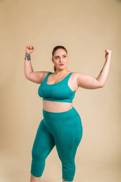 Mujer Bastante Sobredimensionada Que Usa Ropa Deportiva Posando Estudio Hermosa —  Fotos de Stock