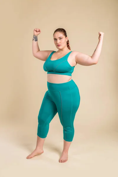 Mujer Bastante Sobredimensionada Que Usa Ropa Deportiva Posando Estudio Hermosa —  Fotos de Stock