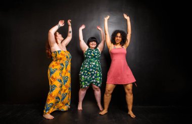 Stüdyoda poz veren 3 büyük boy kadın grubu - vücut hatasını kabul eden güzel kızlar, stüdyoda güzel poziyonlar - vücut kabulü, pozitiflik ve çeşitlilik konseptleri