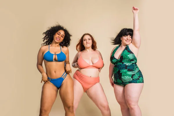 Group Oversize Women Posing Studio Beautiful Girls Accepting Body Imperfection — Stock Photo, Image