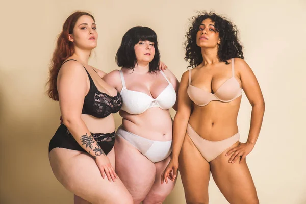 Group Oversize Women Posing Studio Beautiful Girls Accepting Body Imperfection — Stock Photo, Image