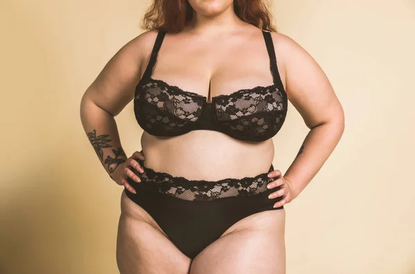 Pretty Oversize Woman Posing Studio Krásná Dívka Přijímá Její Tělo — Stock fotografie