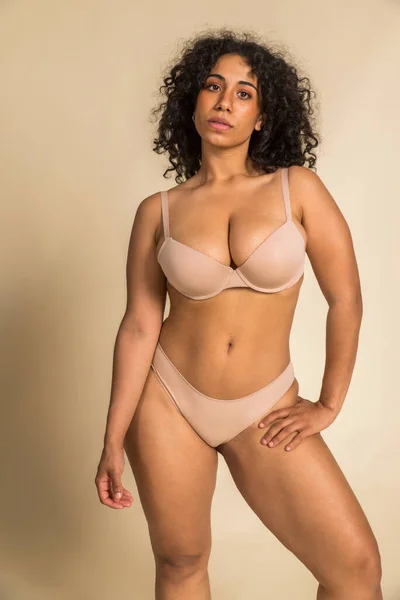 Pretty Oversize Woman Posing Studio Beautiful Girl Accepting Her Body — Φωτογραφία Αρχείου