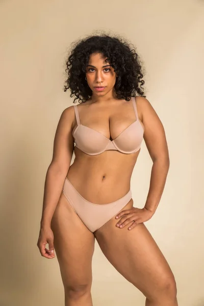 Mujer Bastante Sobredimensionada Posando Estudio Hermosa Chica Aceptando Imperfección Corporal —  Fotos de Stock