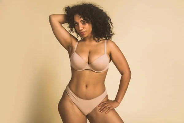 Pretty Oversize Woman Posing Studio Beautiful Girl Accepting Her Body — Stock Photo, Image