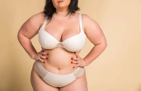 Pretty Oversize Woman Posing Studio Krásná Dívka Přijímá Její Tělo — Stock fotografie