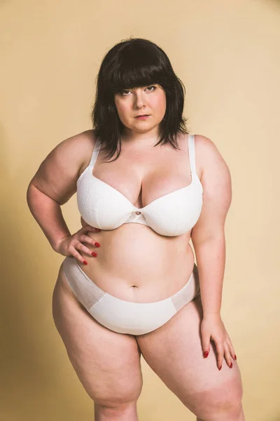 Pretty Oversize Woman Posing Studio Krásná Dívka Přijímá Její Tělo — Stock fotografie