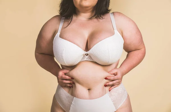 Hübsche Oversize Frau Posiert Studio Schöne Mädchen Akzeptiert Ihre Körperliche — Stockfoto