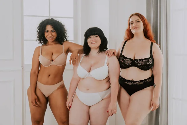 Gruppo Donne Oversize Posa Studio Belle Ragazze Che Accettano Imperfezione — Foto Stock