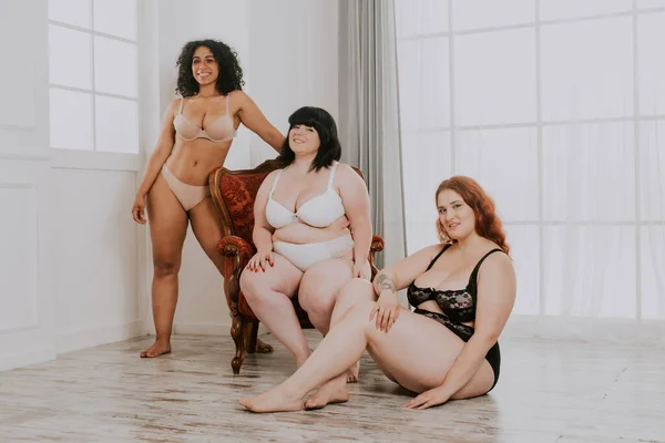 Groupe Femmes Surdimensionnées Posant Studio Belles Filles Acceptant Imperfection Corps — Photo